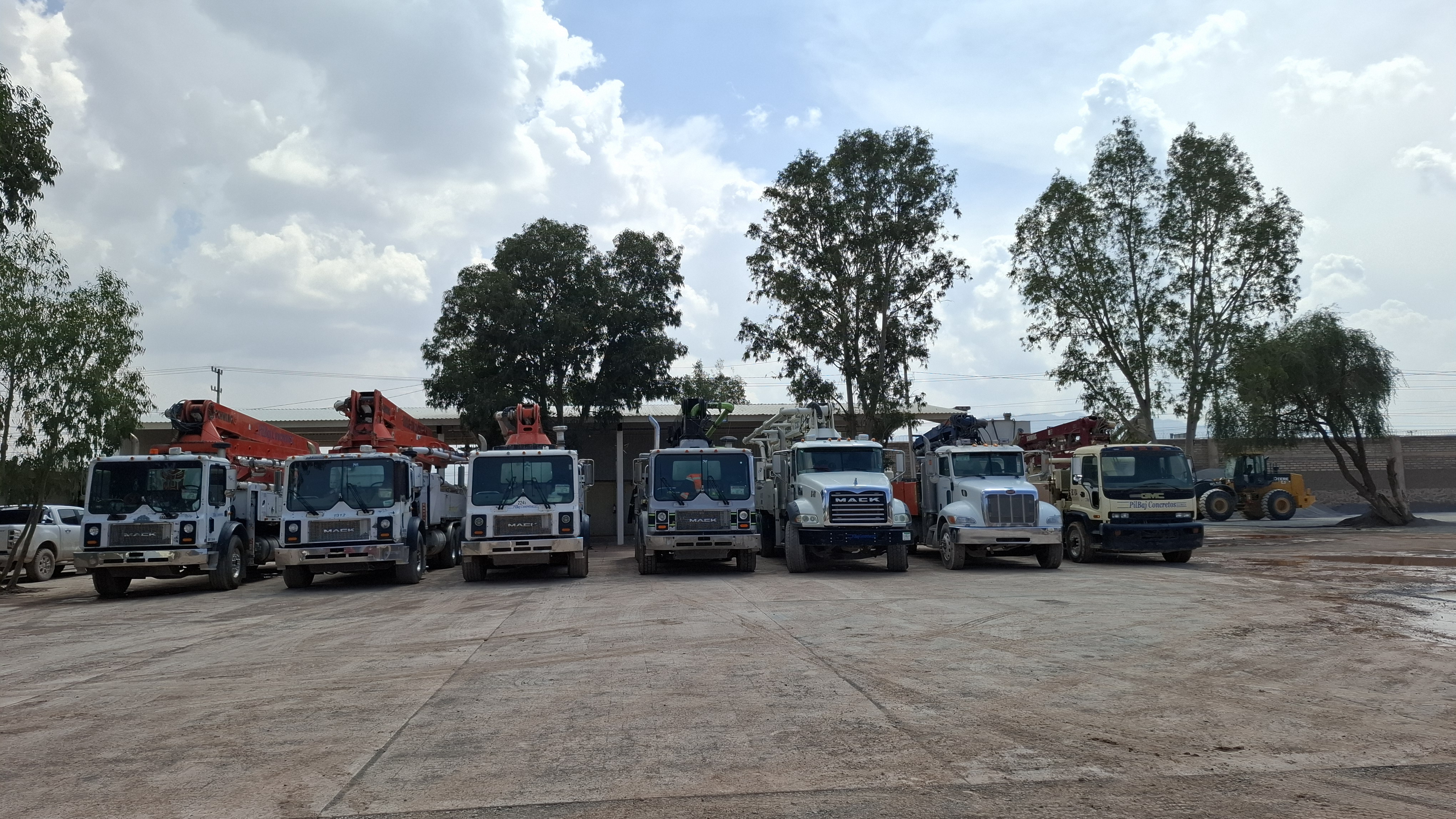 Equipo de bomba pluma en obra estructural